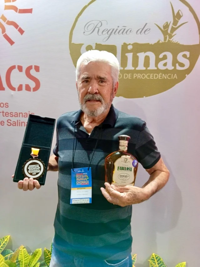 🏅 Mais Uma Conquista Para A Cachaça Fabulosa!

Quem Vê Uma Medalha Talvez Não Imagine Toda A História Que Existe Por Trás Dela.

Na Foto Está Eraldo Corrêa, Fundador Da Cachaça Fabulosa, Representando Nossa Marca No Xxiii Festival Mundial Da Cachaça De Salinas.

São Anos De Dedicação, Experiência E Respeito Pela Tradição Da Verdadeira Cachaça De Salinas, Sempre Buscando Oferecer Um Produto De Excelência.

Hoje Celebramos Mais Uma Medalha, Mas, Acima De Tudo, Celebramos Uma História Construída Com Trabalho, Paixão E Perseverança.

Parabéns, Eraldo! E Obrigado A Todos Que Fazem Parte Da História Da Fabulosa.

🥃 Saúde!

#Cachaçafabulosa