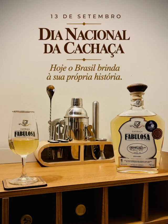 Hoje O Brasil Brinda À Sua Própria História. 🥃

A História Da Cachaça Se Confunde Com A Própria História Do Brasil. Desde Os Primeiros Séculos Da Colonização, A Bebida Atravessou Períodos De Proibição, Disputas Econômicas E A Chamada Revolta Da Cachaça, No Rio De Janeiro Colonial.

Mais De Três Séculos Depois, A Cachaça Continua Sendo Uma Das Expressões Mais Autênticas Da Nossa Cultura.

E Em Salinas, No Norte De Minas Gerais — Reconhecida Por Lei Como A Capital Nacional Da Cachaça — Essa História Ganhou Uma Identidade Própria, Construída Por Gerações De Produtores Que Transformaram Tradição Em Qualidade.

É Dessa Terra Que Vem A Cachaça Fabulosa.

Uma História Que Começou Há Séculos.
Uma Tradição Que Continua Sendo Feita Com Tempo, Cuidado E Identidade.

13 De Setembro. Dia Nacional Da Cachaça.

Hoje, O Brinde É Nosso. 🇧🇷🥃

#Cachaçafabulosa #Diadacachaça #Cachaça #Salinasmg #Cachaçamineira