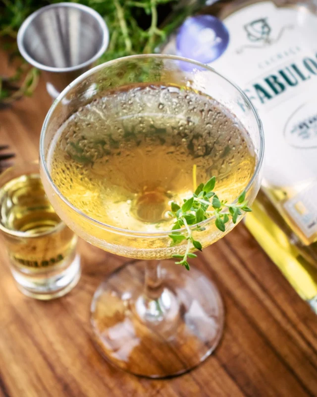 Um Clássico, Com Sotaque Mineiro. 🍸

O Dry Cachaça Martini Ganha Personalidade Com A Cachaça Fabulosa Envelhecida Em Bálsamo: Seco, Aromático E Elegante, Com As Notas Da Madeira Presentes Em Cada Gole.

🥃 Cachaça Fabulosa 
🍸 Vermouth 
🍫 3 Gotas De Chocolate Bitter 
🌿 1 Ramo De Tomilho

Uma Combinação Simples E Sofisticada Para Aproveitar A Noite De Sábado.

Tradição Também Se Reinventa.

Cachaça Fabulosa 
Produzida Em Salinas – Minas Gerais

Aprecie Com Moderação.

#Cachaçafabulosa #Cachaçadesalinas #Cachaçaartesanal #Coquetelaria #Drymartini